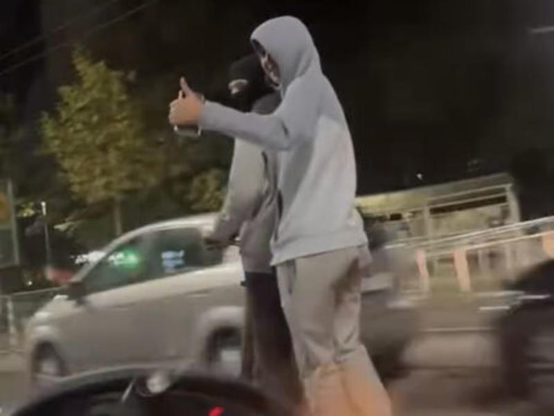 Какво правят тези хлапета - вижте как препускат бясно с тротинетки по бул. 