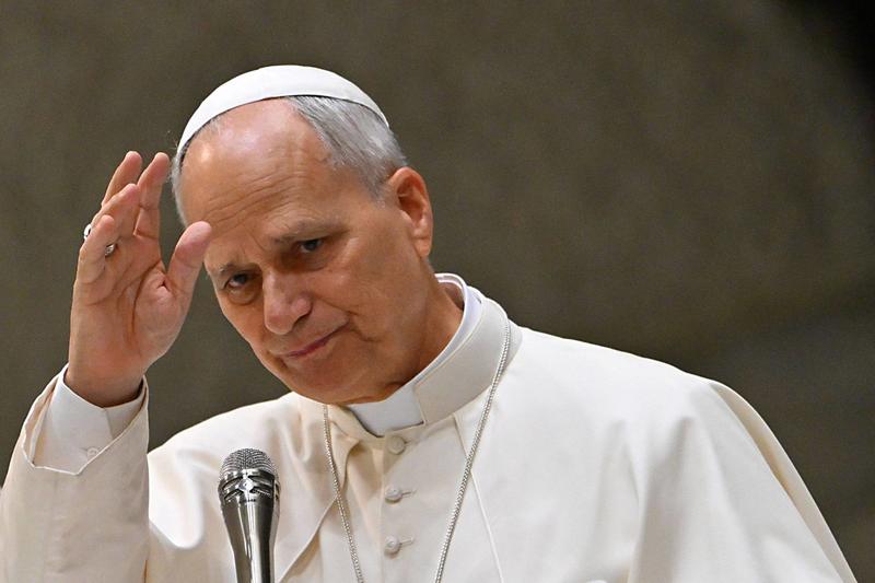 Relativamente jovem, Leão 14 leva mais o jeito de João Paulo 2º