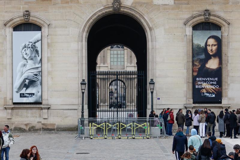 Un robo de joyas de valor incalculable en el Louvre rápido y profesional, pero con fallos Un robo de joyas de valor incalculable en el Louvre rápido y profesional, pero con fallos