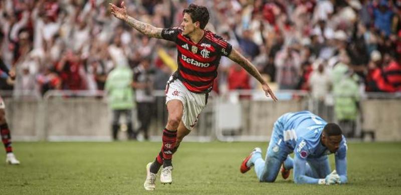 Flamengo aproveita erros graves do Palmeiras e mantém tabu histórico