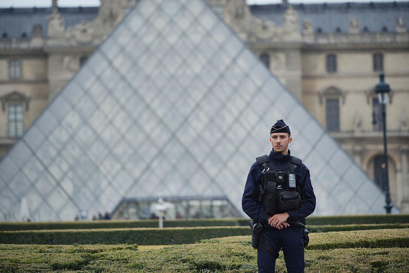 Crown jewels /					 													 						The Louvre heist shames France