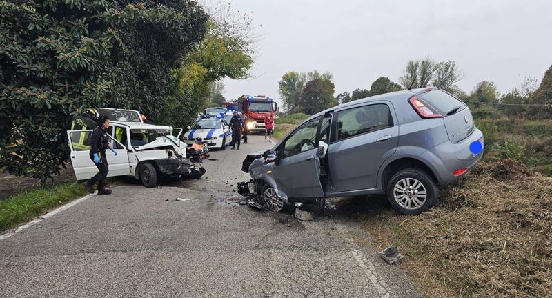 Nonno muore nel frontale, la nipote 18enne è grave