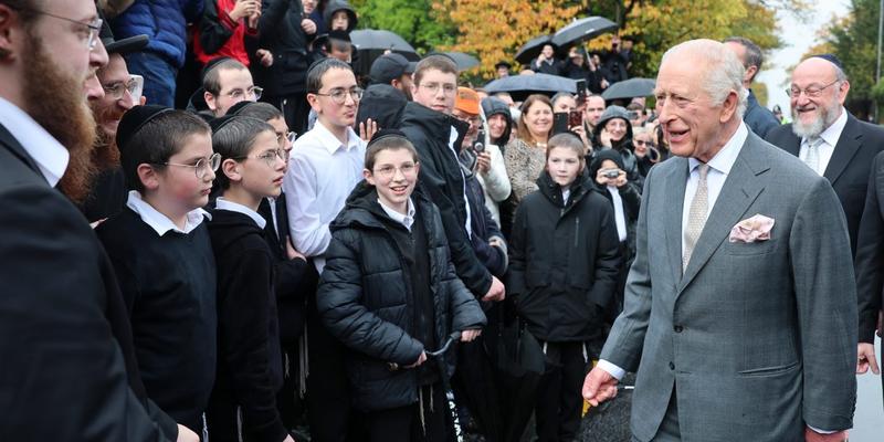 König Charles besucht Synagoge von Manchester