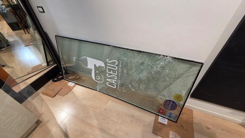 Spaccata a Bologna: razzia di vini e formaggi nel negozio Caseus