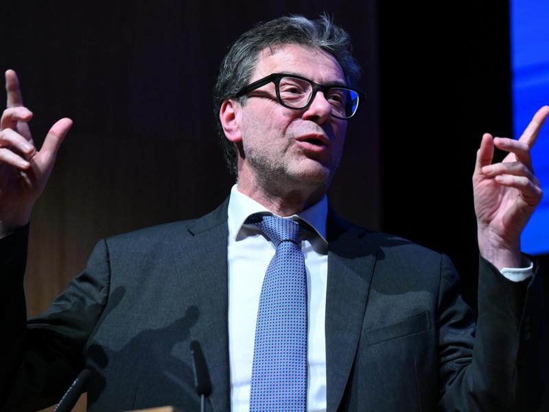 Manovra, sale l’aliquota sugli affitti brevi, la pensione è più lontana, meno tasse su straordinari e festivi: chi ci guadagna e chi ci perde