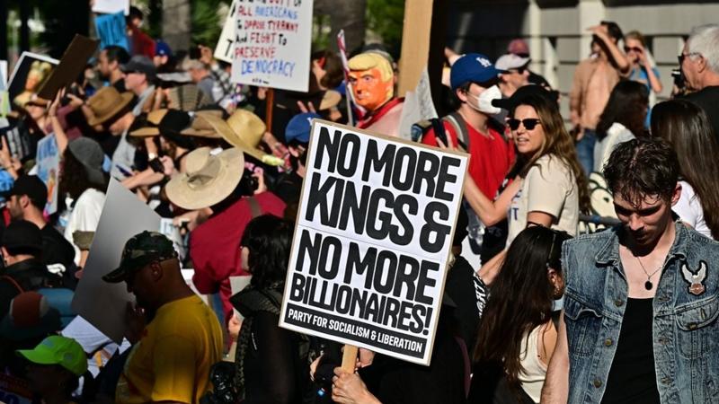 'No Kings' vira símbolo da resistência ao trumpismo. E alerta sobre o poder dos bilionários