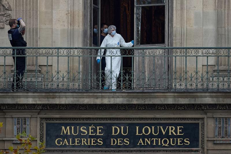 Louvre Robbery Gang Used a Brazen New Criminal Blueprint