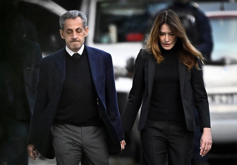 Sarkozy in carcere, l’ex presidente francese in cella con tre libri: “Porto il Conte di Montecristo e la vita di Gesù” /