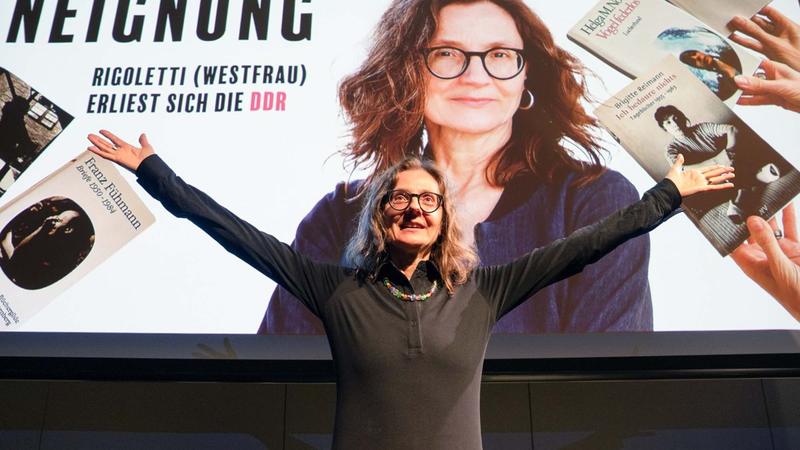 Bühne | Kulturelle Aneignung: Eine Westfrau liest DDR-Literatur Bühne | Kulturelle Aneignung: Eine Westfrau liest DDR-Literatur