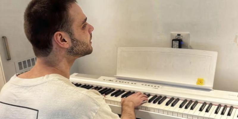 Alon spielt wieder Klavier