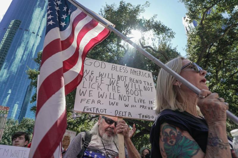 Deep in Texas Trump Country, a “No Kings” Display Brutally Shames MAGA