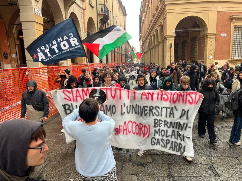 Unibo, studenti in protesta per la Palestina: “Molari vieni a parlarci”