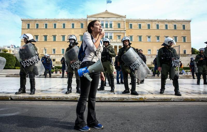 Η απαγόρευση διαδηλώσεων στο Μνημείο του Αγνώστου Στρατιώτη και η συρρίκνωση της...