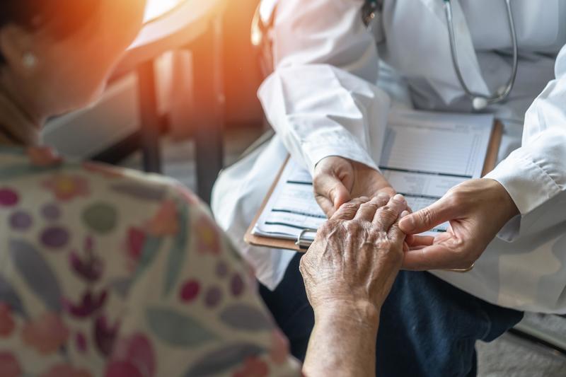 Legge 104 e caregiver, cosa cambia: permessi retribuiti, congedo fino a 2 anni e smart working prioritario