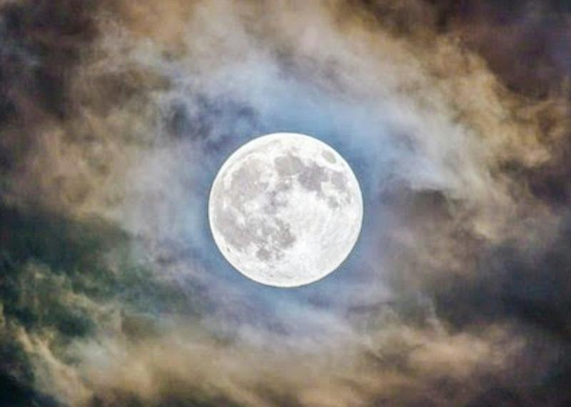 Does the full moon make us sleepless? A neurologist explains the science behind sleep, mood and lunar myths