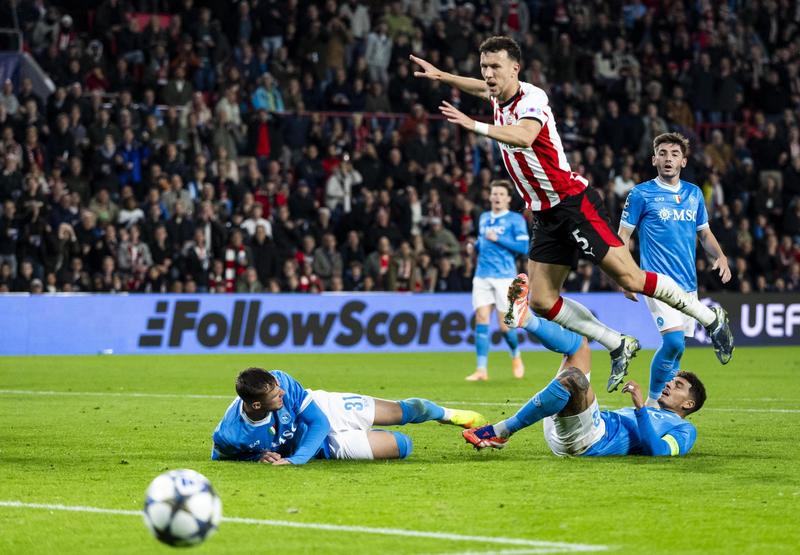 Champions, crollo totale del Napoli: perde 6-2 in Olanda. Difesa horror.