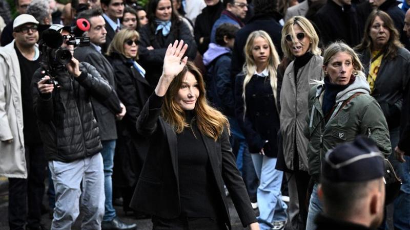 Carla Bruni e le ultime ore con Sarkozy prima del carcere: sempre accanto al marito, ma l'«operazione salvataggio» non è riuscita