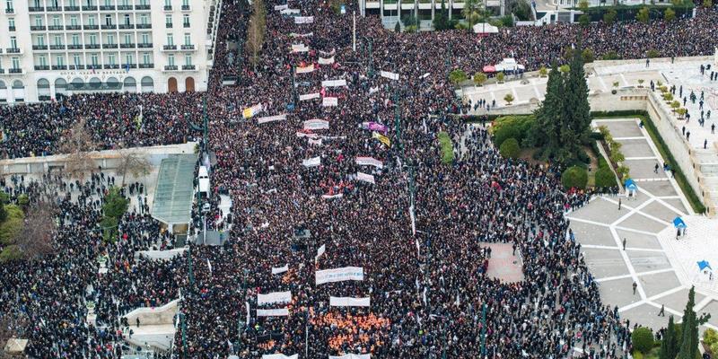 Από το μίσος για τους νεκρούς των Τεμπών στον ατόφιο τραμπισμό. Οι αήθεις πολιτικές μιας “φιλελεύθερης” κυβέρνησης.