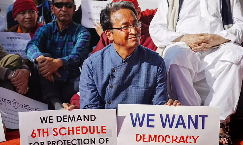 സോനം വാങ്ചുകിനെ ആർക്കാണ് പേടി? സോനം വാങ്ചുകിനെ ആർക്കാണ് പേടി?