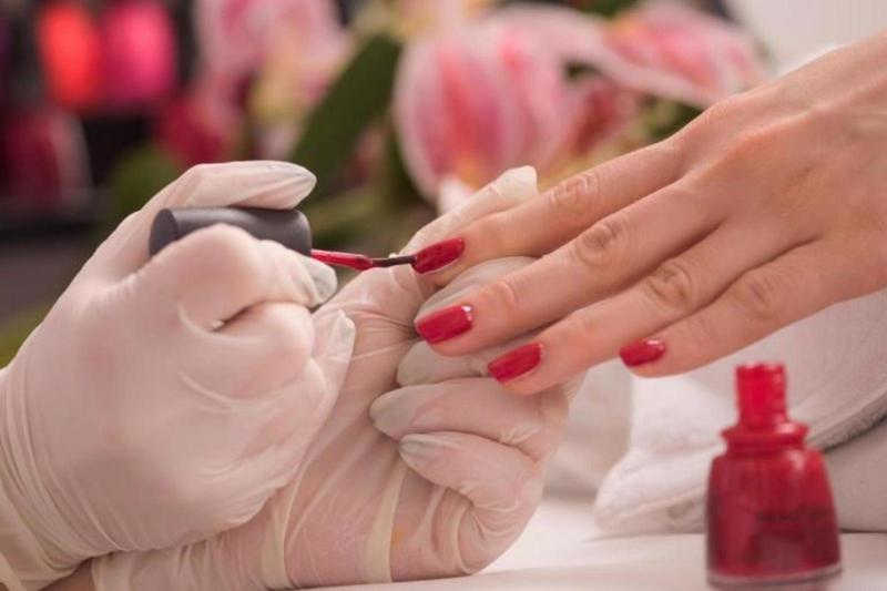 Affiliamo le unghie, viaggio nel business delle manicure cinesi