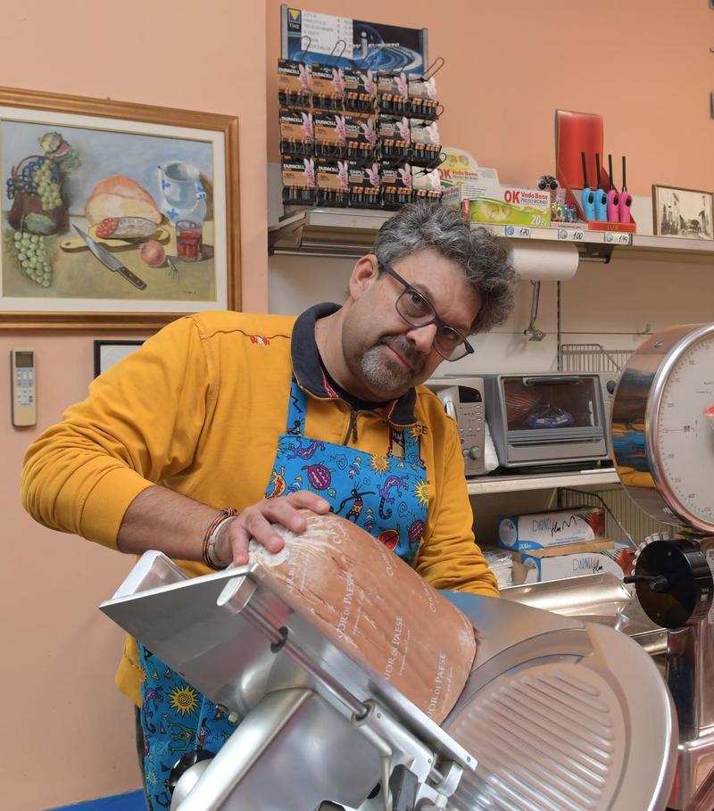 Colturano, l’unico negozio di alimentari: “Noi, qui da cent’anni. Resistiamo e creiamo socialità”