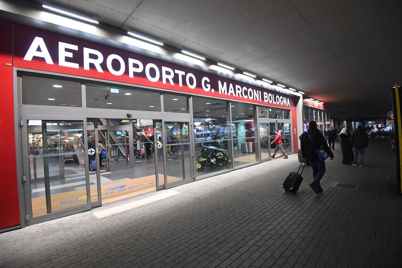 Il nostro test all'aeroporto di Bologna, dai controlli ai parcheggi: cosa funziona e cosa no