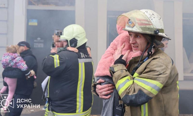 Droni russi su un asilo a Kharkiv: “Bambini feriti, due gravi”. Notte di raid, 6 morti a Kiev. E l’Ucraina risponde con i missili Storm Shadow /