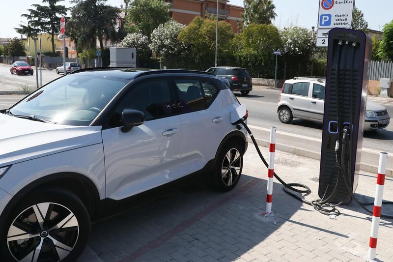 Bonus auto elettriche: al via il click day ecco come ottenere fino a 11mila euro