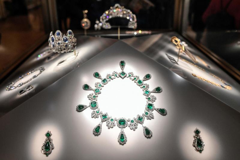 “Corona imperiale, buone condizioni”. Su Vinted la (finta) svendita dei gioielli rubati al Louvre /