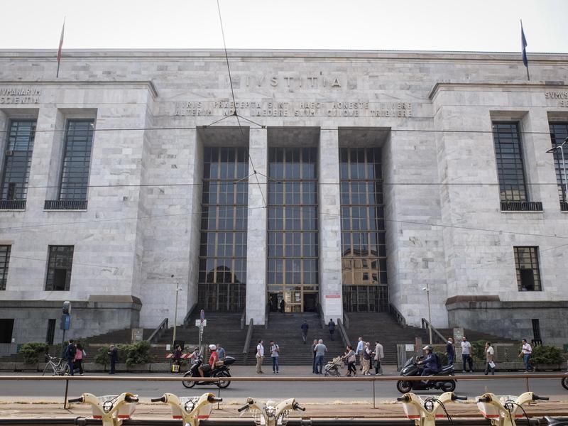 Milano, arrestata la «super-truffatrice» di ActionAid. Il gip: «Inventava malattie e usava i figli come scudo, inclinazione criminale impressionante»