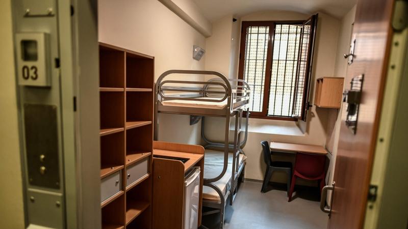 Sarkozy, il primo giorno in cella di isolamento: «Ha fatto sport e ha cominciato a scrivere il suo libro». Accolto dalle grida dei carcerati