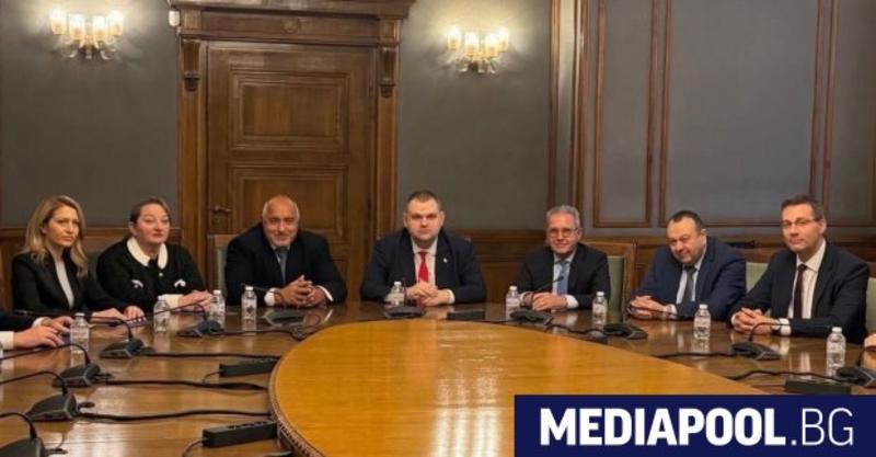 Как ГЕРБ заседна в плитчината на новоначалието