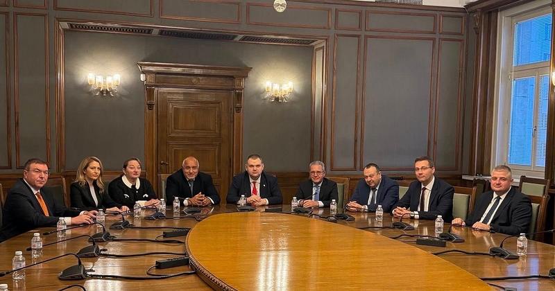 Как ГЕРБ заседна в плитчината на новоначалието