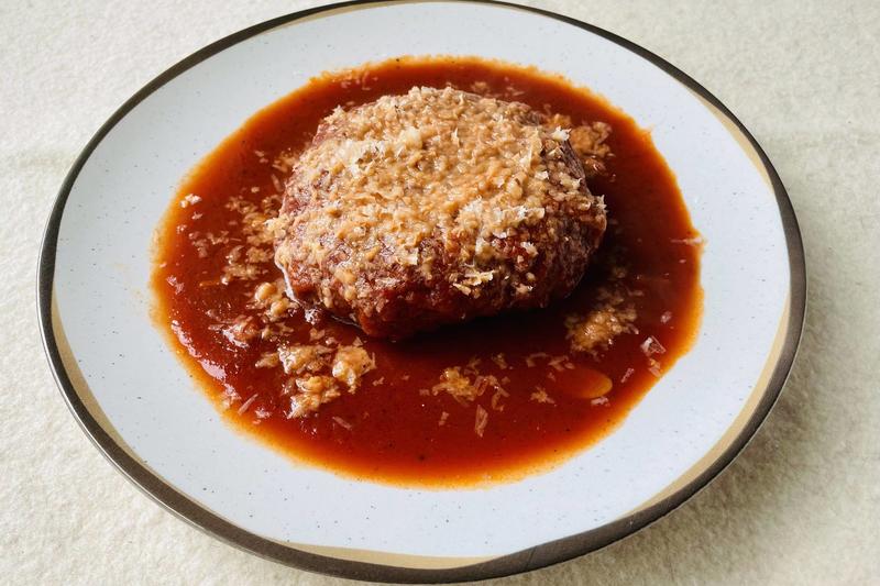 Bife à parmegiana, paixão dos brasileiros, é superestimado