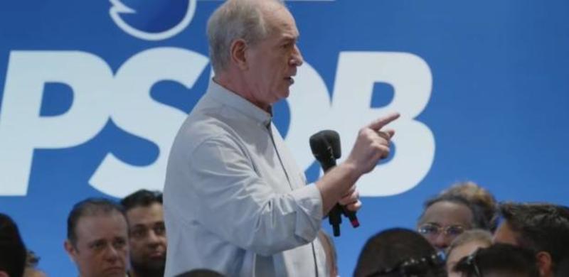 Ao lado de ex-desafetos bolsonaristas, Ciro volta ao PSDB no CE e ataca PT