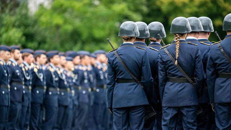 Debatte um Wehrpflicht: Mehr Frauen für die Bundeswehr!