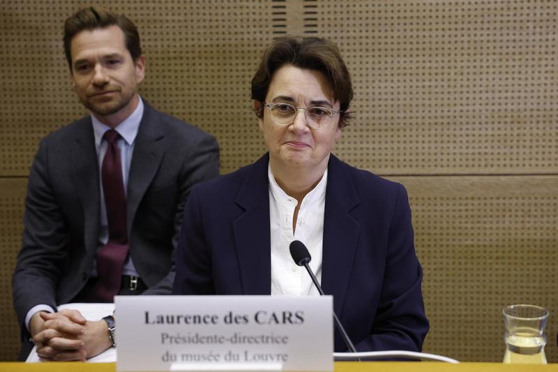 La presidenta del Louvre admite que se tardó en detectar la llegada de los ladrones La presidenta del Louvre admite que se tardó en detectar la llegada de los ladrones