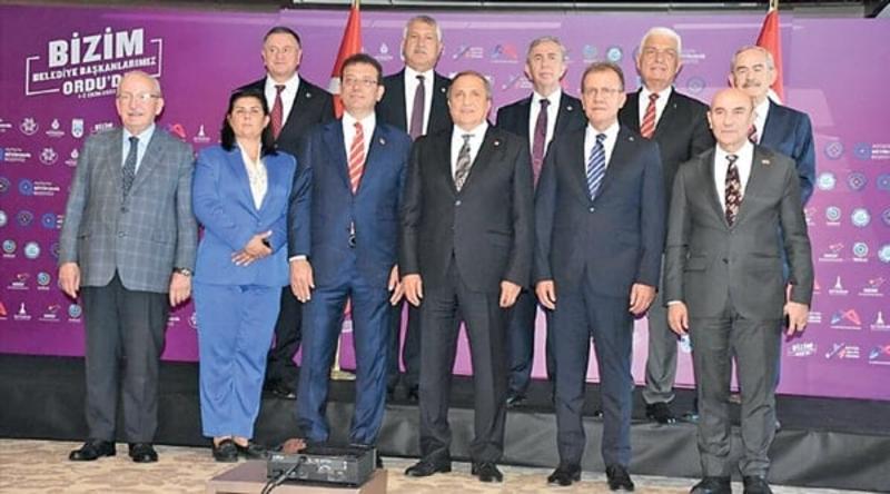 Erbakan kitabın ortasını buldu Erbakan kitabın ortasını buldu