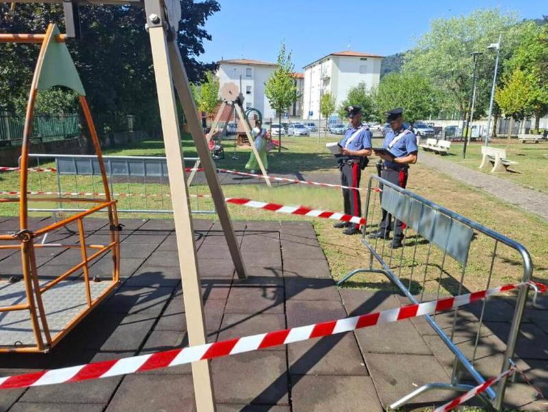 Bimba morta sull’altalena, nove mesi di allarmi inascoltati. Per salvarla sarebbero bastati 150 euro