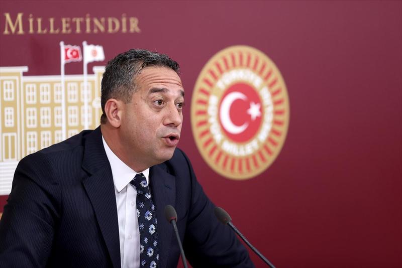 Şahsiyet olamamış küfürbaz bir cüce… Şahsiyet olamamış küfürbaz bir cüce…