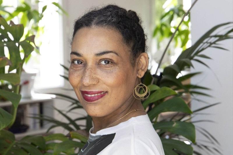 La littérature permet d’ouvrir des horizons et de créer des liens, rappelle Estelle-Sarah Bulle dans sa chronique hebdomadaire, que ce soit pour des prisonniers, qui comprennent si bien la douleur de certains personnages, ou dans des ateliers surprenants où l’on donne à lire des… tatouages. La littérature permet d’ouvrir des horizons et de créer des liens, rappelle Estelle-Sarah Bulle dans sa chronique hebdomadaire, que ce soit pour des prisonniers, qui comprennent si bien la douleur de certains personnages, ou dans des ateliers surprenants où l’on donne à lire des… tatouages.