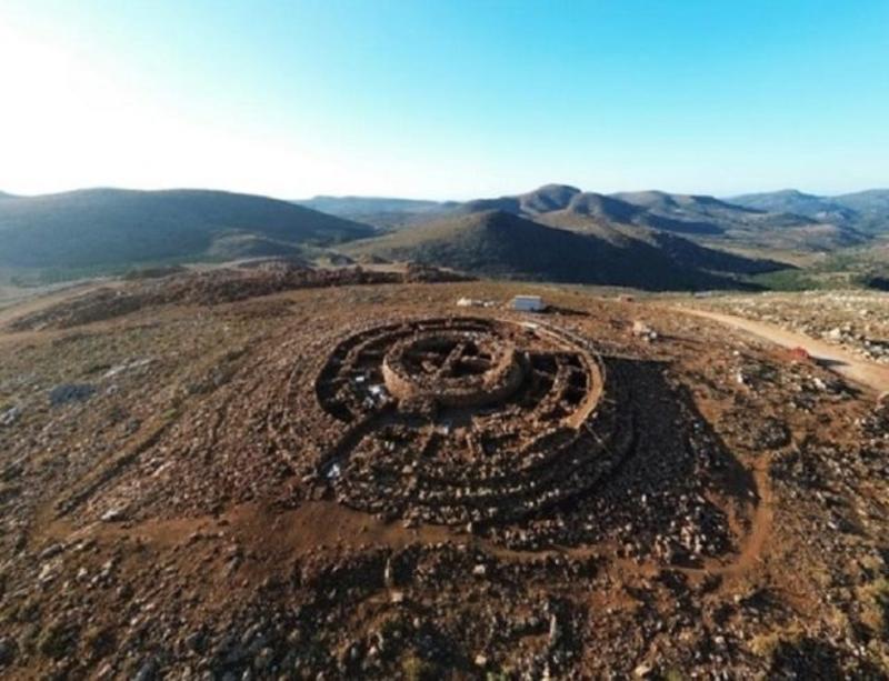 «Μας πέφτει µακριά... «Μας πέφτει µακριά...