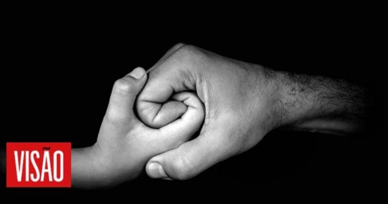 Quando os adultos desaparecem, as crianças e jovens perdem o chão