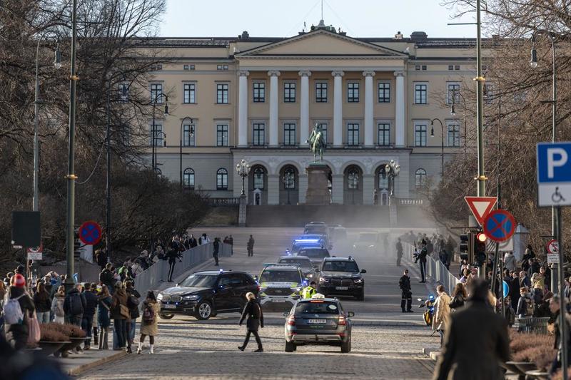 Rett foran kongen, så å si Rett foran kongen, så å si