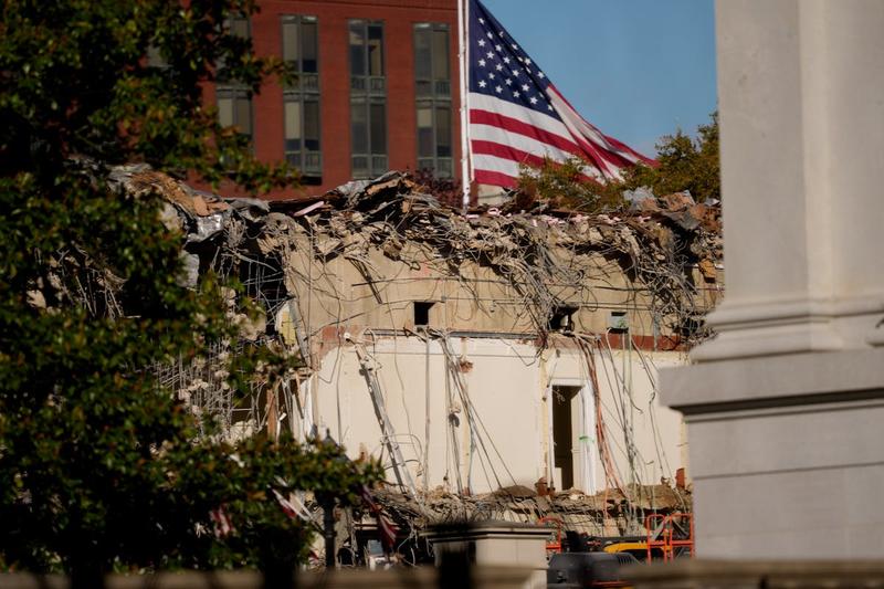Trump Uses White House Destruction as Chance to Improve a Golf Course Trump Uses White House Destruction as Chance to Improve a Golf Course