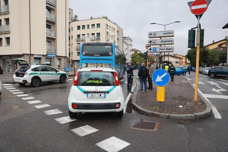 Brescia, investita dall’autobus mentre attraversa sulle strisce: morta donna di 78 anni /