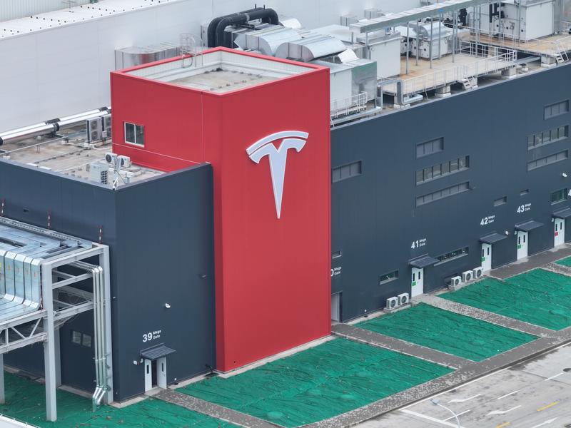 Tesla’s Energy Business Gains Momentum as Elon Musk’s A.I. Dreams Stall Tesla’s Energy Business Gains Momentum as Elon Musk’s A.I. Dreams Stall
