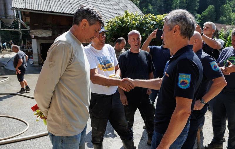 (POGLED) Kolumna Vesne V. Godina: Kako Janša hrani svoje volivce in česa Golob ne zna?