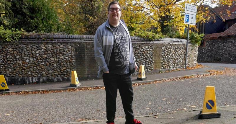 Man, 39, offered young teens money for pictures of their breasts Man, 39, offered young teens money for pictures of their breasts