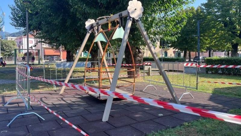 Bimba di 7 anni cadde dall’altalena e morì, la Procura chiede il processo per cinque